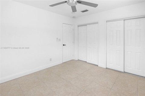 House in Hollywood, Florida 4 bedrooms, 210.61 sq.m. № 1888163 - photo 19
