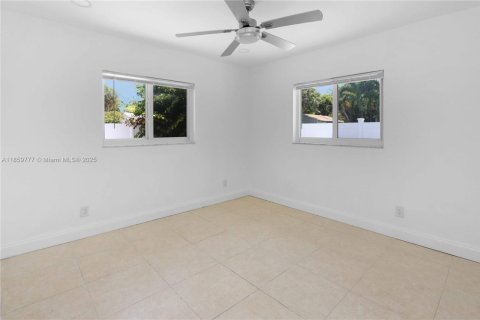 House in Hollywood, Florida 4 bedrooms, 210.61 sq.m. № 1888163 - photo 18
