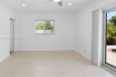 House in Hollywood, Florida 4 bedrooms, 210.61 sq.m. № 1888163 - photo 17