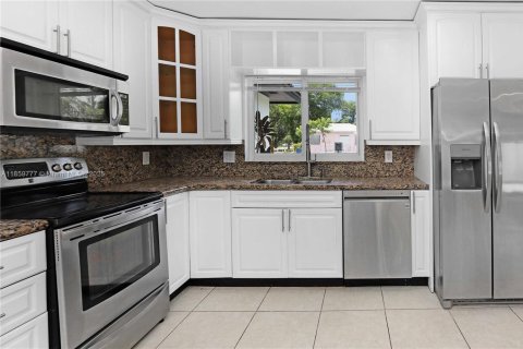 House in Hollywood, Florida 4 bedrooms, 210.61 sq.m. № 1888163 - photo 5