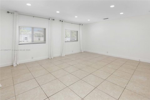 House in Hollywood, Florida 4 bedrooms, 210.61 sq.m. № 1888163 - photo 23