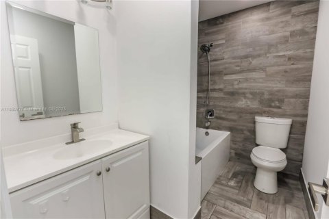 House in Hollywood, Florida 4 bedrooms, 210.61 sq.m. № 1888163 - photo 30