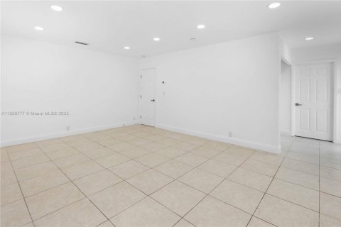 House in Hollywood, Florida 4 bedrooms, 210.61 sq.m. № 1888163 - photo 25