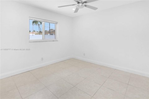 House in Hollywood, Florida 4 bedrooms, 210.61 sq.m. № 1888163 - photo 20