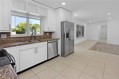 House in Hollywood, Florida 4 bedrooms, 210.61 sq.m. № 1888163 - photo 6