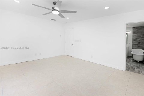 House in Hollywood, Florida 4 bedrooms, 210.61 sq.m. № 1888163 - photo 14