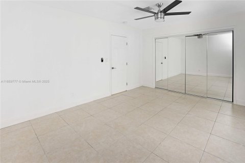 House in Hollywood, Florida 4 bedrooms, 210.61 sq.m. № 1888163 - photo 29