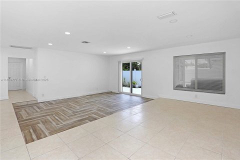 House in Hollywood, Florida 4 bedrooms, 210.61 sq.m. № 1888163 - photo 8