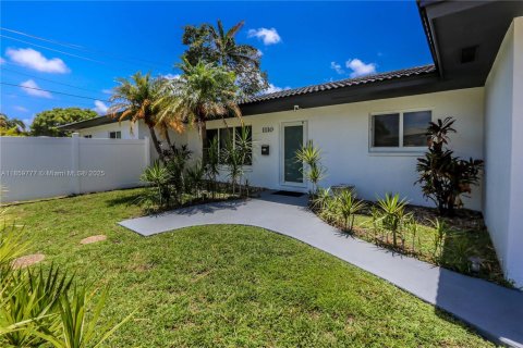 House in Hollywood, Florida 4 bedrooms, 210.61 sq.m. № 1888163 - photo 2