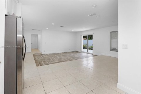 House in Hollywood, Florida 4 bedrooms, 210.61 sq.m. № 1888163 - photo 7