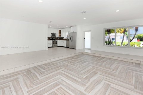 House in Hollywood, Florida 4 bedrooms, 210.61 sq.m. № 1888163 - photo 11