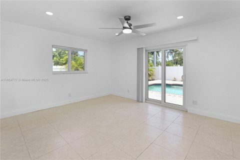 House in Hollywood, Florida 4 bedrooms, 210.61 sq.m. № 1888163 - photo 13