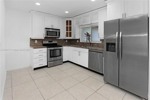 House in Hollywood, Florida 4 bedrooms, 210.61 sq.m. № 1888163 - photo 4