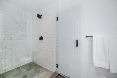 Condo in Miami, Florida, 1 bedroom  № 1865209 - photo 15