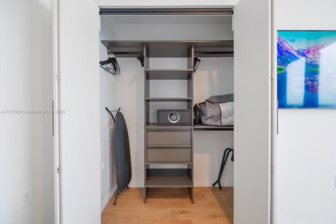 Condo in Miami, Florida, 1 bedroom  № 1865209 - photo 16