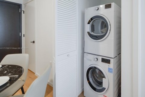 Condo in Miami, Florida, 1 bedroom  № 1865209 - photo 13