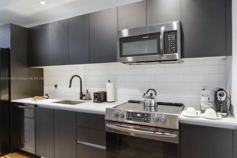 Condo in Miami, Florida, 1 bedroom  № 1865209 - photo 17