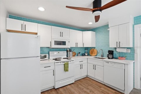 Immobilier commercial à vendre à Treasure Island, Floride: 6 chambres, 213.49 m2 № 2206304 - photo 4
