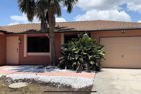 House in Port Charlotte, Florida 2 bedrooms, 83.98 sq.m. № 1251641 - photo 1