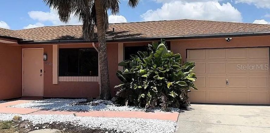 House in Port Charlotte, Florida 2 bedrooms, 83.98 sq.m. № 1251641