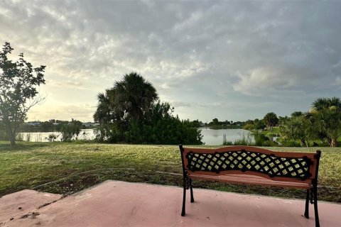 House in Port Charlotte, Florida 2 bedrooms, 83.98 sq.m. № 1251641 - photo 4