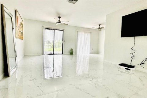 House in Port Charlotte, Florida 2 bedrooms, 83.98 sq.m. № 1251641 - photo 12