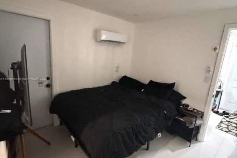 Casa en alquiler en North Miami, Florida, 1 dormitorio, 175.4 m2 № 2012178 - foto 2