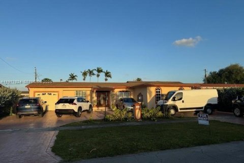 House in Hialeah, Florida 3 bedrooms, 154.12 sq.m. № 2041925