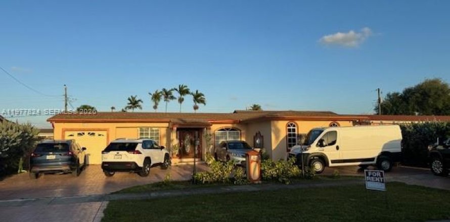 House in Hialeah, Florida 3 bedrooms, 154.12 sq.m. № 2041925