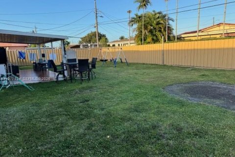 House in Hialeah, Florida 3 bedrooms, 154.12 sq.m. № 2041925 - photo 8