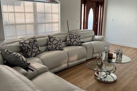 House in Hialeah, Florida 3 bedrooms, 154.12 sq.m. № 2041925 - photo 10