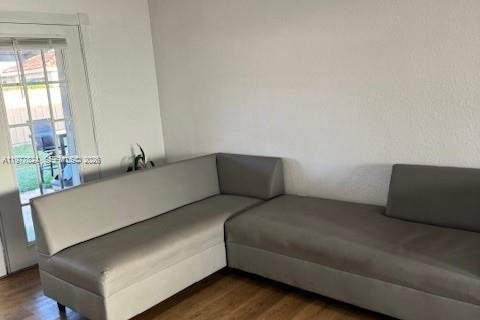 House in Hialeah, Florida 3 bedrooms, 154.12 sq.m. № 2041925 - photo 7