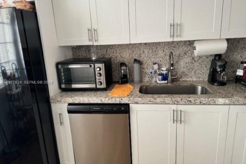 House in Hialeah, Florida 3 bedrooms, 154.12 sq.m. № 2041925 - photo 2