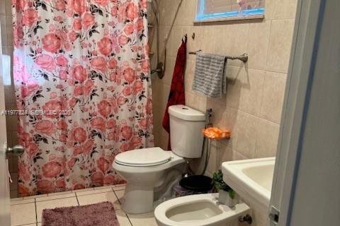 House in Hialeah, Florida 3 bedrooms, 154.12 sq.m. № 2041925 - photo 5