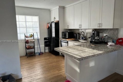 House in Hialeah, Florida 3 bedrooms, 154.12 sq.m. № 2041925 - photo 4