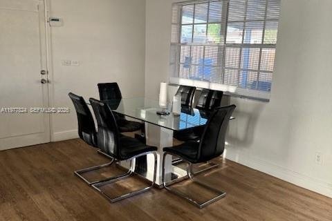 House in Hialeah, Florida 3 bedrooms, 154.12 sq.m. № 2041925 - photo 9