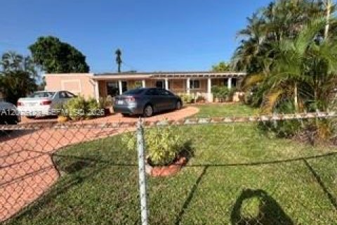 Villa ou maison à Miami Gardens, Floride 4 chambres, 188.96 m2 № 2320360