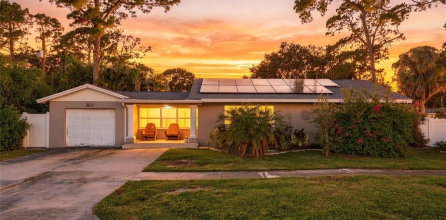 House in Saint Petersburg, Florida 3 bedrooms, 122.63 sq.m. № 2398337