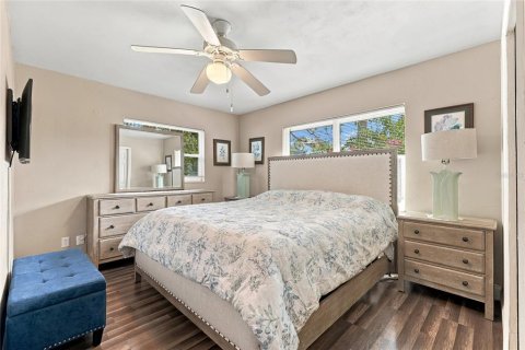 House in Saint Petersburg, Florida 3 bedrooms, 122.63 sq.m. № 2398337 - photo 3