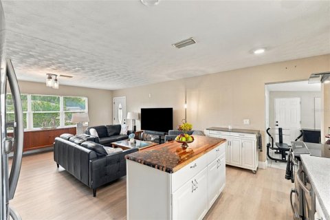 House in Saint Petersburg, Florida 3 bedrooms, 122.63 sq.m. № 2398337 - photo 9
