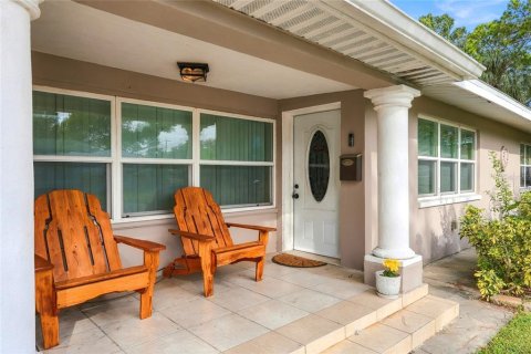 House in Saint Petersburg, Florida 3 bedrooms, 122.63 sq.m. № 2398337 - photo 7