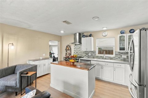 House in Saint Petersburg, Florida 3 bedrooms, 122.63 sq.m. № 2398337 - photo 11