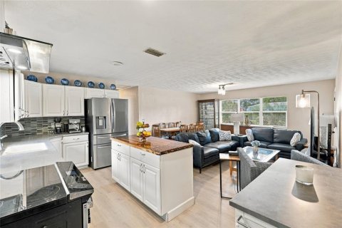 House in Saint Petersburg, Florida 3 bedrooms, 122.63 sq.m. № 2398337 - photo 5