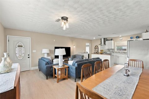 House in Saint Petersburg, Florida 3 bedrooms, 122.63 sq.m. № 2398337 - photo 8