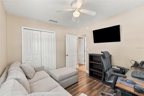 House in Saint Petersburg, Florida 3 bedrooms, 122.63 sq.m. № 2398337 - photo 17