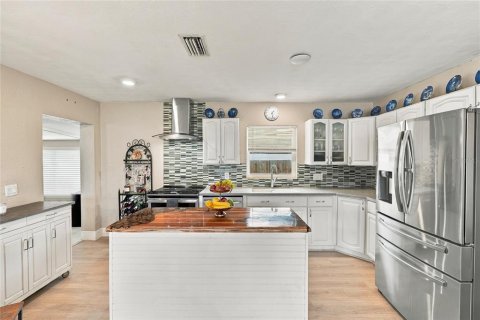House in Saint Petersburg, Florida 3 bedrooms, 122.63 sq.m. № 2398337 - photo 10