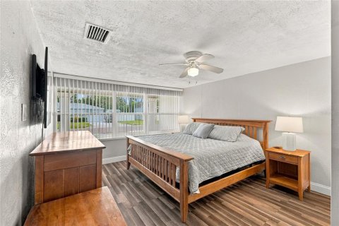 House in Saint Petersburg, Florida 3 bedrooms, 122.63 sq.m. № 2398337 - photo 4