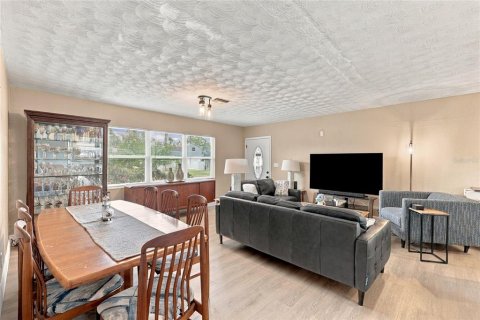 House in Saint Petersburg, Florida 3 bedrooms, 122.63 sq.m. № 2398337 - photo 13