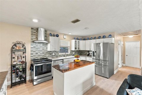 House in Saint Petersburg, Florida 3 bedrooms, 122.63 sq.m. № 2398337 - photo 2
