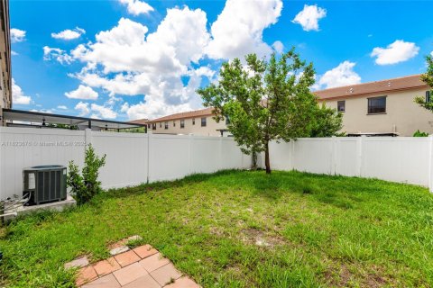 Adosado en venta en Hialeah, Florida, 3 dormitorios, 127.83 m2 № 1788570 - foto 25